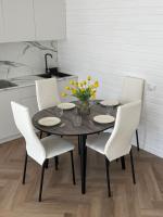 Обеденная группа: Стол раздвижной Универсальный круглый + Стулья Волна-ромб (чёрный)