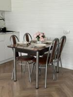 Обеденная группа: Стол раздвижной Универсальный (матовый хром) + Стулья Венский (металлик)