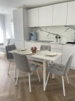 Обеденная группа: Стол раздвижной Универсальный + Стулья Дублин (белый)